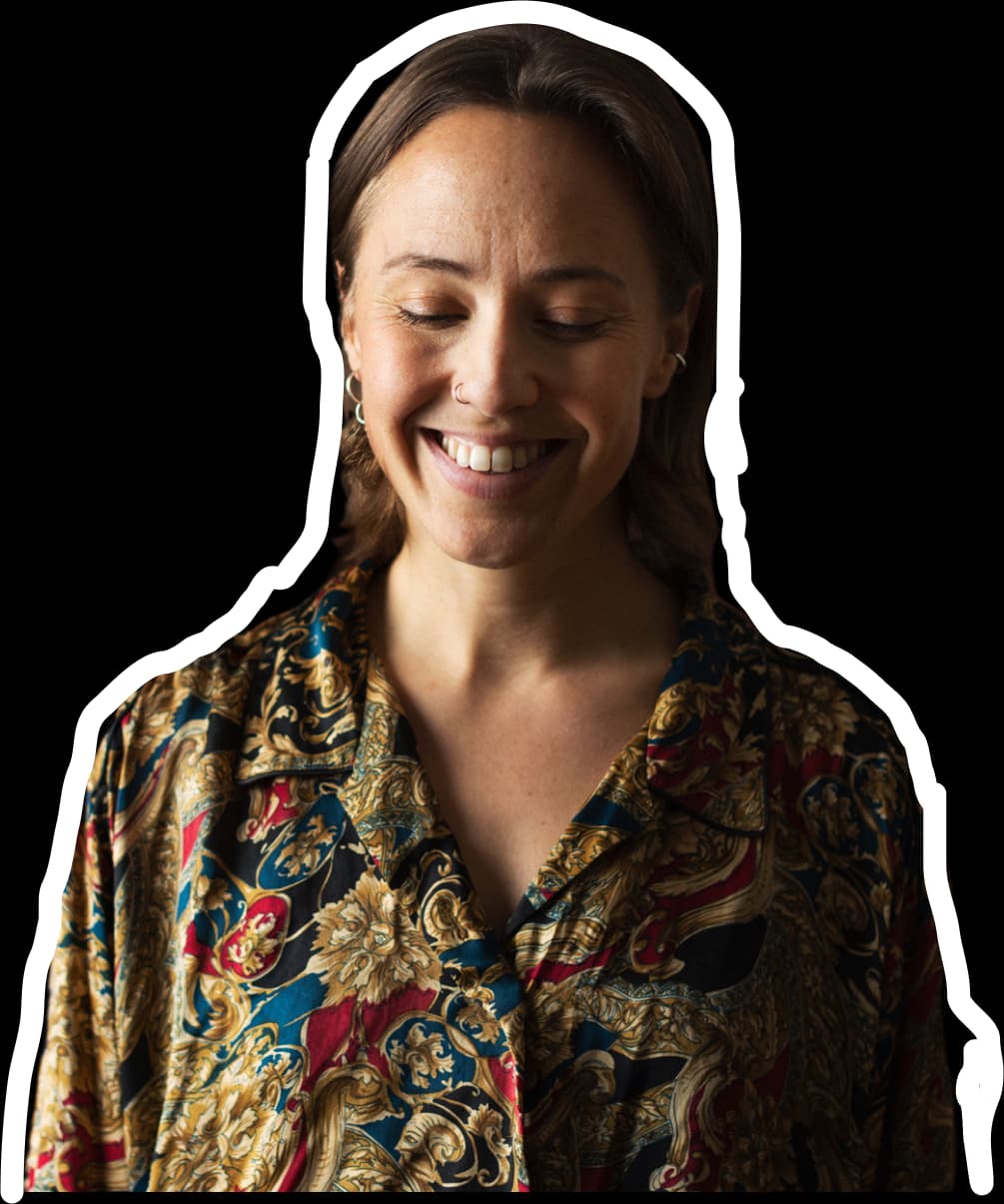 Photo of Lovisa smiling surrounded by a white outline.